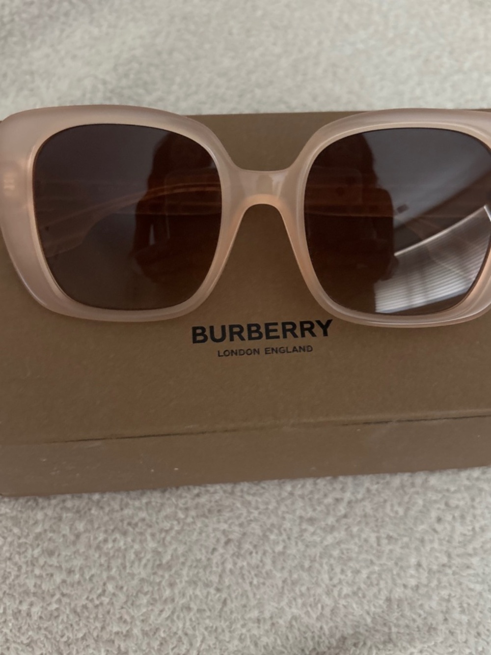 Burberry authentic women’s sunglasses brand new with case